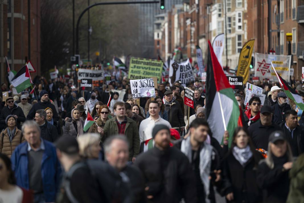 Londra ve Saraybosna'da İsrail protestosu! Binlerce kişi sokaklara döküldü 12